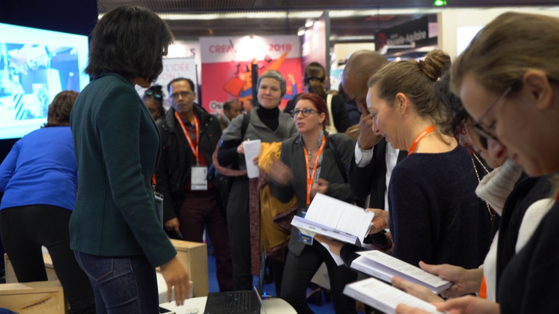 Ludivine Gustave présentant Madizy devant le public du Salon des Entrepreneurs à Paris